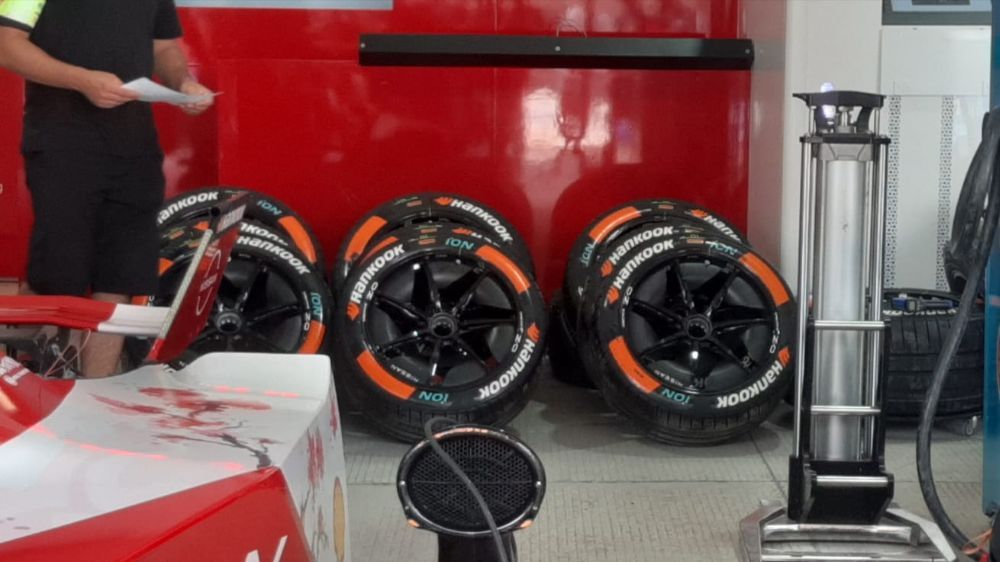 Formula E Jakarta 2023 pakai ban Hankook