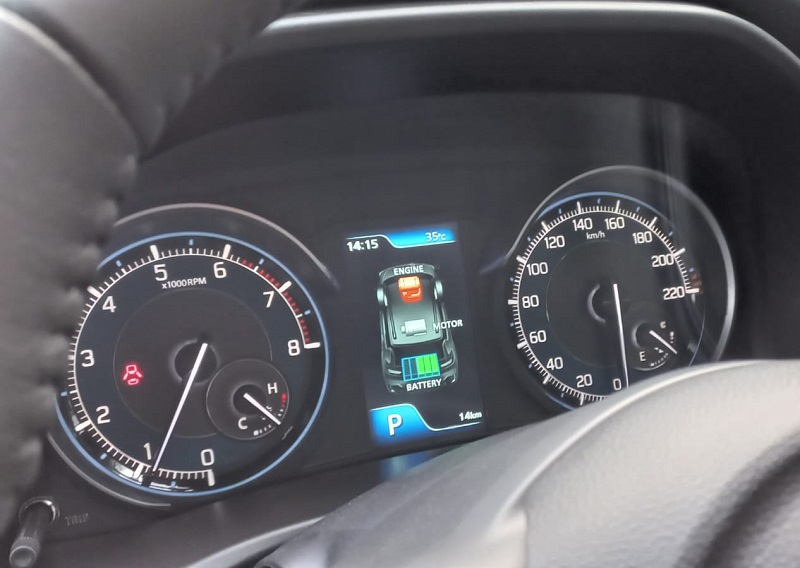 indikator baterai di Suzuki XL7 Hybrid 2023