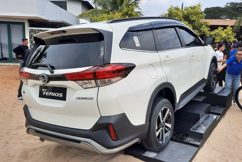 kelebihan daihatsu terios r custom 2023 - tampak belakang