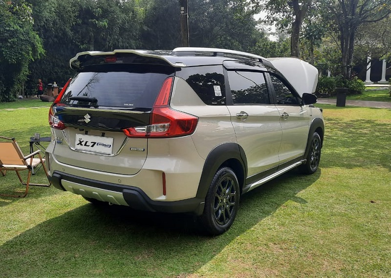 5 Kelebihan Suzuki XL7 Hybrid 2023, Baterai Lebih Besar! kelebihan suzuki xl7 hybrid 2023 - tampak belakang