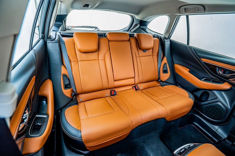 harga subaru outback 2023 - jok belakang