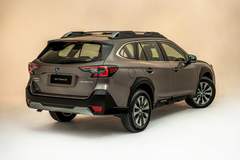 harga subaru outback 2023 - tampak belakang