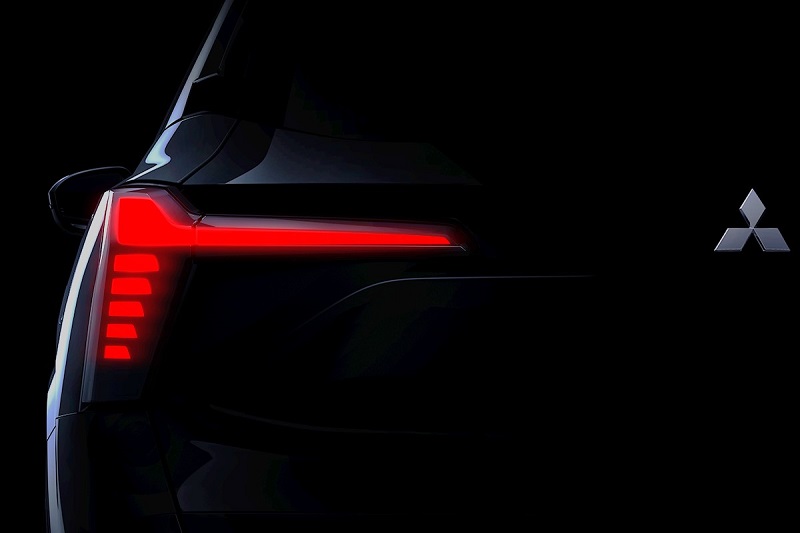 interior mitsubishi destinator - tampak belakang eksterior