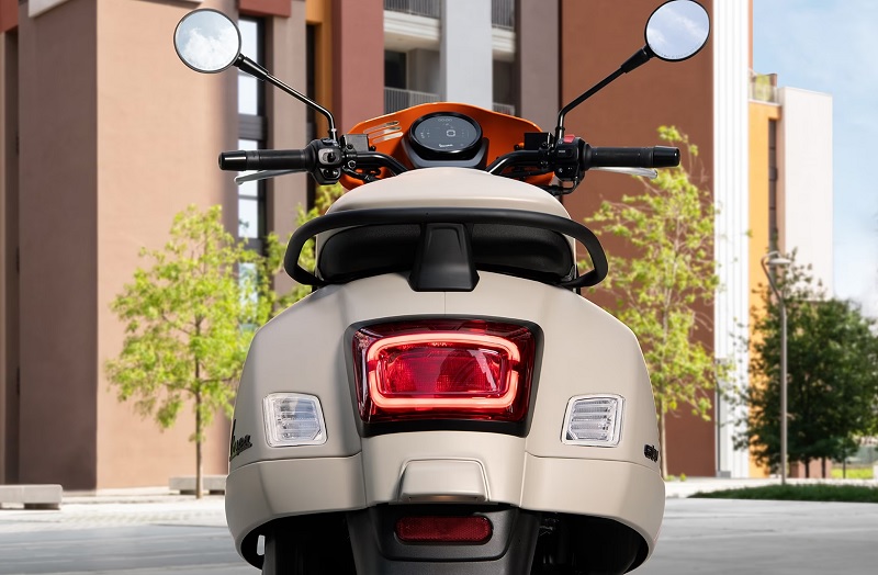 3 Kelebihan Vespa GTV 300 2023, Klasik tapi Modern! vespa gtv 300 - tampak belakang