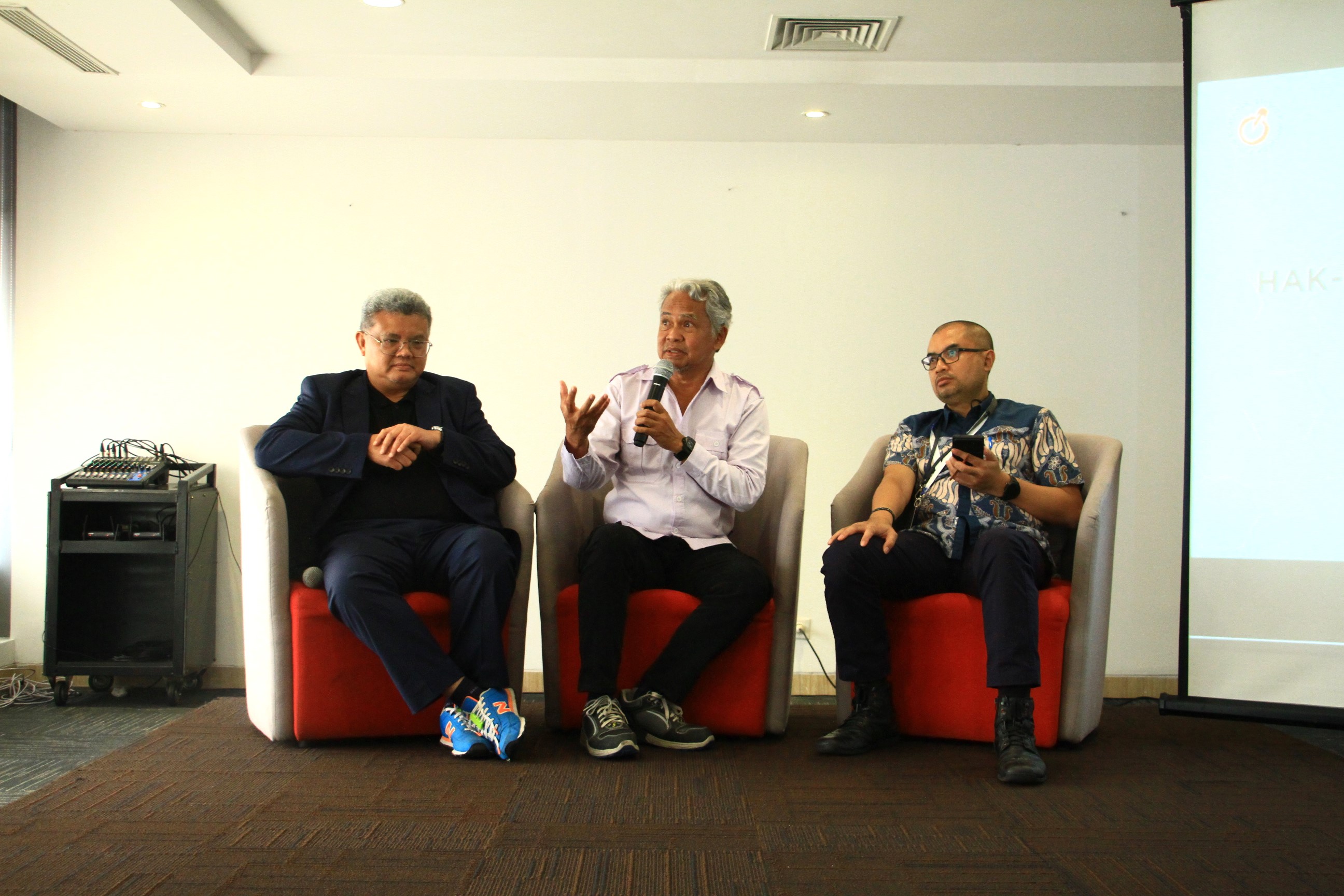 Cara Mengatasi Kebakaran pada Mobil Listrik, Pentingnya Pemahaman Tentang APAR cara mengatasi kebakaran pada mobil listrik