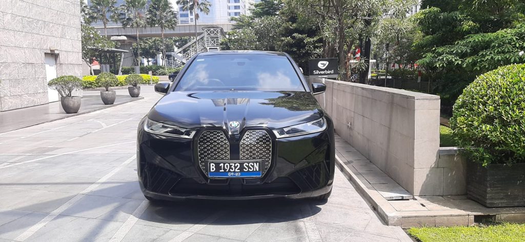 BMW iX jadi taksi premium