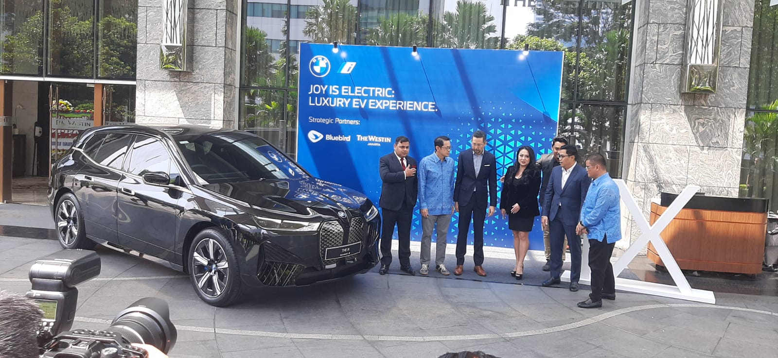 BMW iX jadi taksi premium