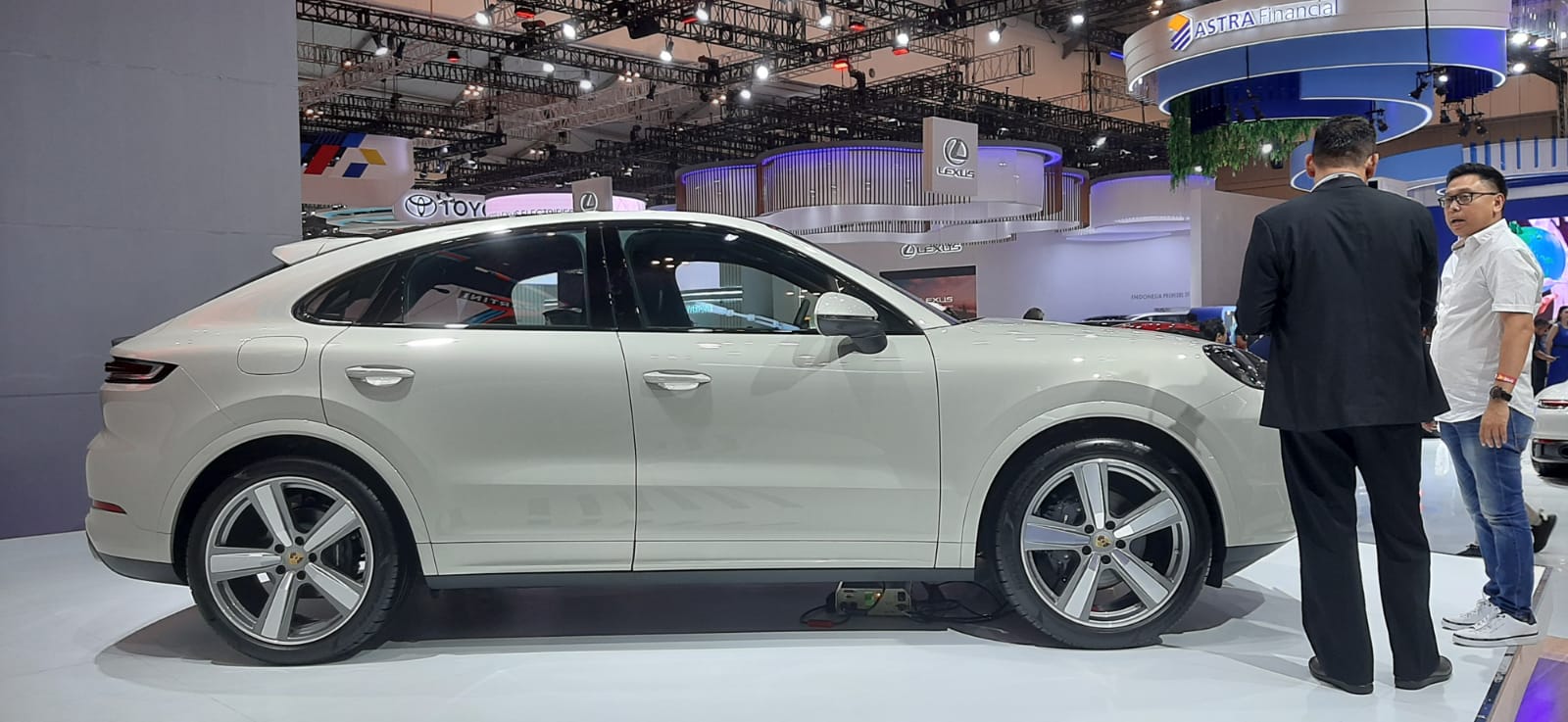 spesifikasi Porsche Cayenne terbaru