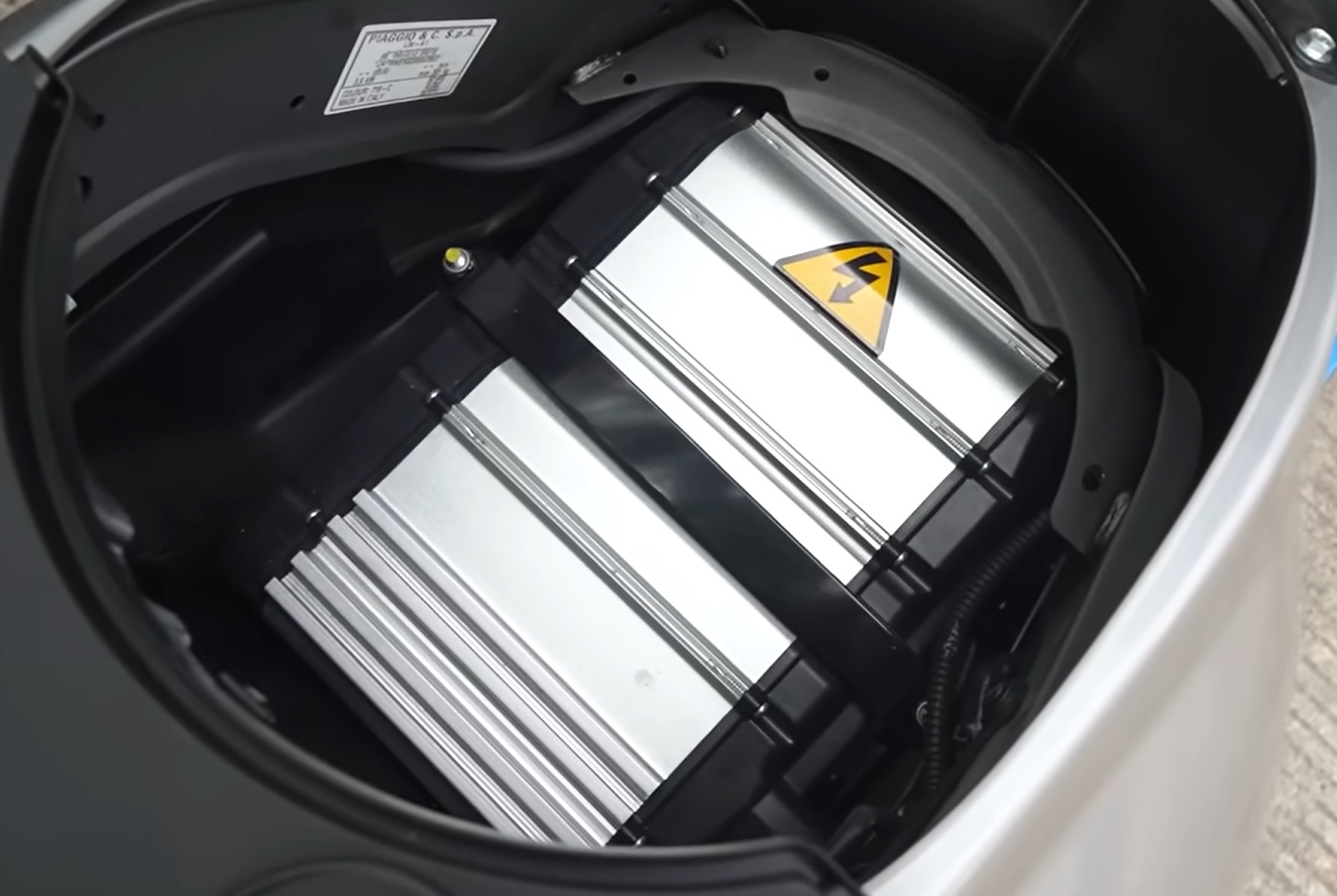 cara merawat vespa elettrica - baterai lithium ion