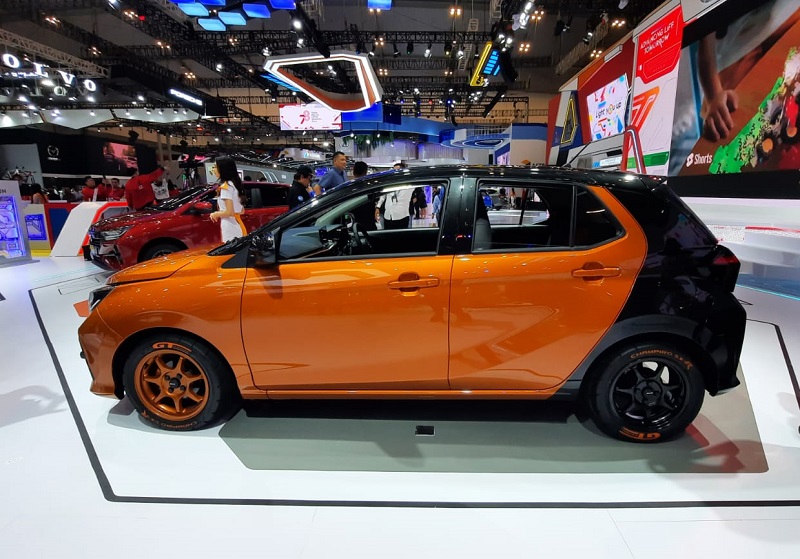 daihatsu ayla sport 2023 - tampak samping