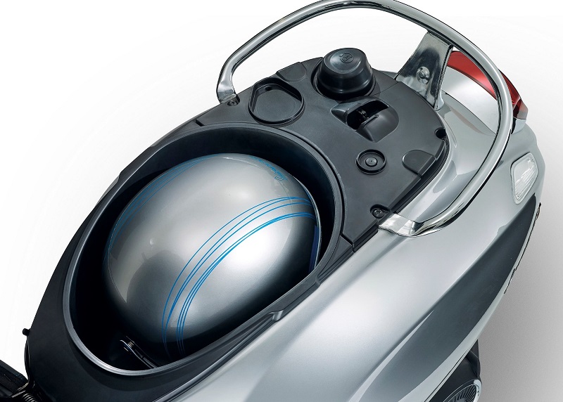 harga vespa elettrica - bagasi dan cas baterai