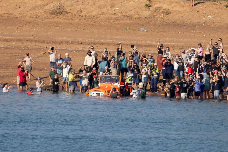 Toyota Land Cruiser berjalan di bawah air 