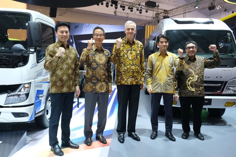 Sejarah Mitsubishi Fuso Canter: Truk, Bus, hingga Elektrifikasi! sejarah mitsubishi fuso canter - canter bus