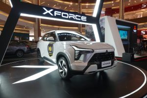 Pengunjung Jajal Fitur Mitsubishi Xforce di Summarecon Mall Bekasi