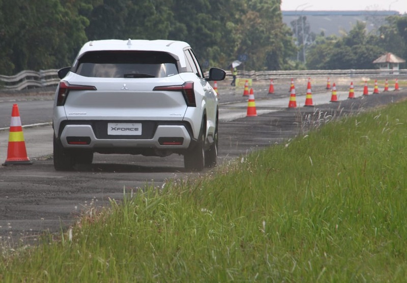 bantingan suspensi mitsubishi xforce - jalan jelek