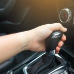 11 Cara Menyetir Mobil Matic Paling Mudah, Pasti Bisa!