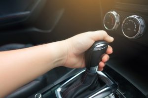 11 Cara Menyetir Mobil Matic Paling Mudah, Pasti Bisa!