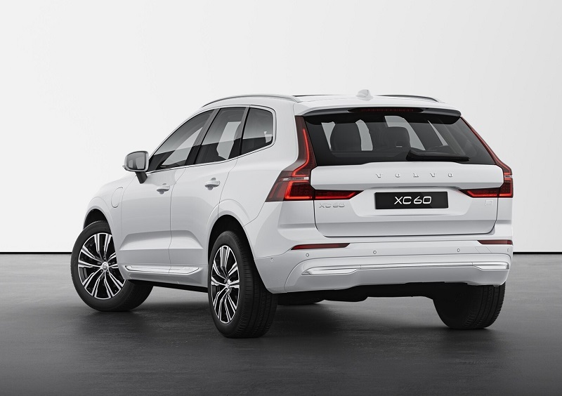 spesifikasi dan harga volvo xc60 phev 2023 - tampak belakang