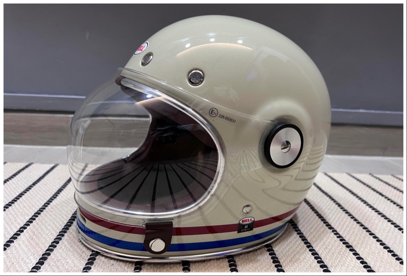 Selalu lap kembali helm sebelum atau setelah digunakan. Hindari juga meletakkan helm di bawah terik sinar matahari karena dapat memicu faktor terjadinya kaca helm yang cepat kusam dan buram. Selain itu, jika helm baru saja digunakan untuk berkendara di tengah hujan, jangan lupa untuk segera membilasnya dengan air bersih dan mengelapnya, ya. Hal ini untuk menghindari terjadinya karatan pada beberapa komponen besi pada helm serta agar kaca helm tidak lembab dan memicu tumbuhnya jamur.