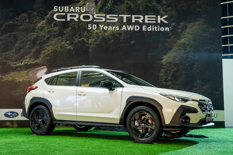 harga subaru crosstrek 50 years awd 2023 - warna putih