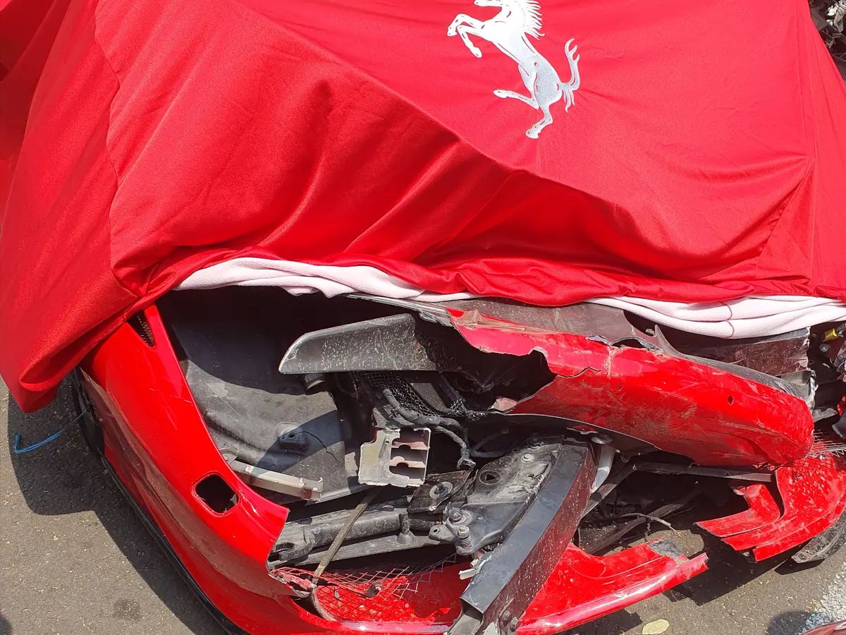 Ferrari Tabrak Kendaraan di Bundaran HI
