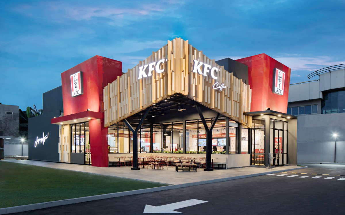 KFC Jalan Panjang, Kebon Jeruk, Jakarta Barat memiliki area parkir motor yang luas