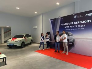Diler Arista Tebet Serah Terima Unit NETA V kepada 100 Konsumen Pertama