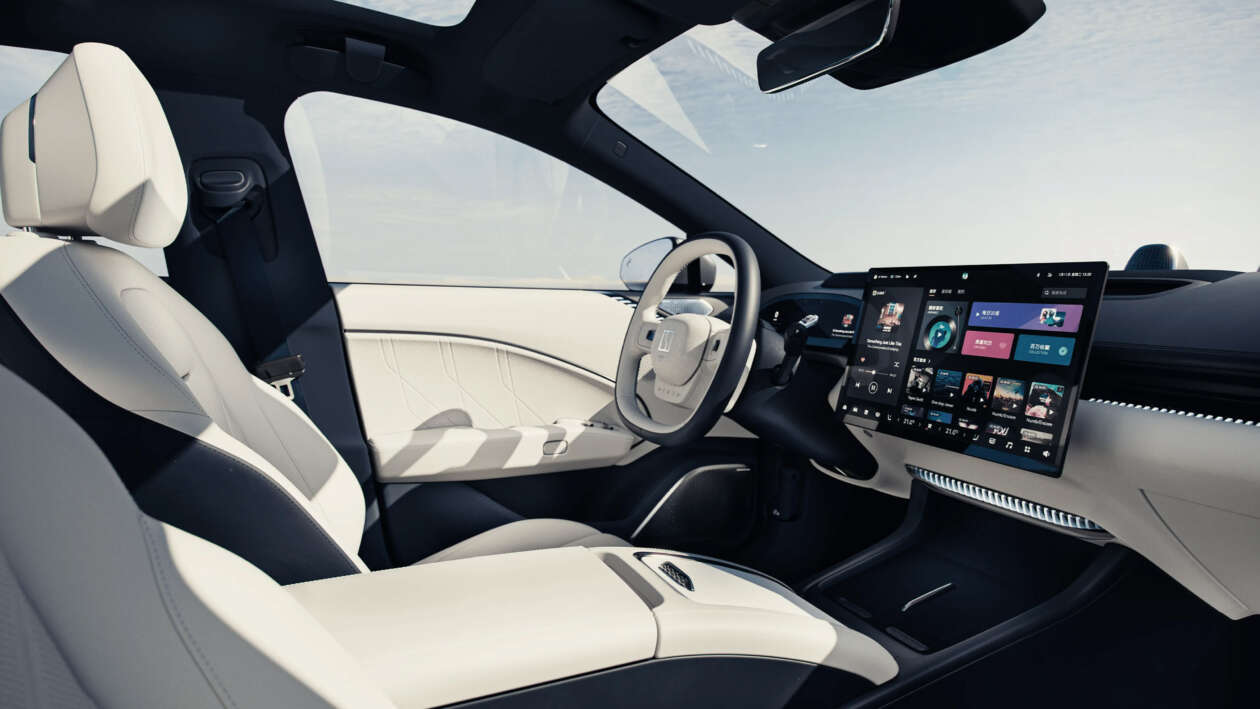 Interior Geely Zeekr 007 berkesan futuristik