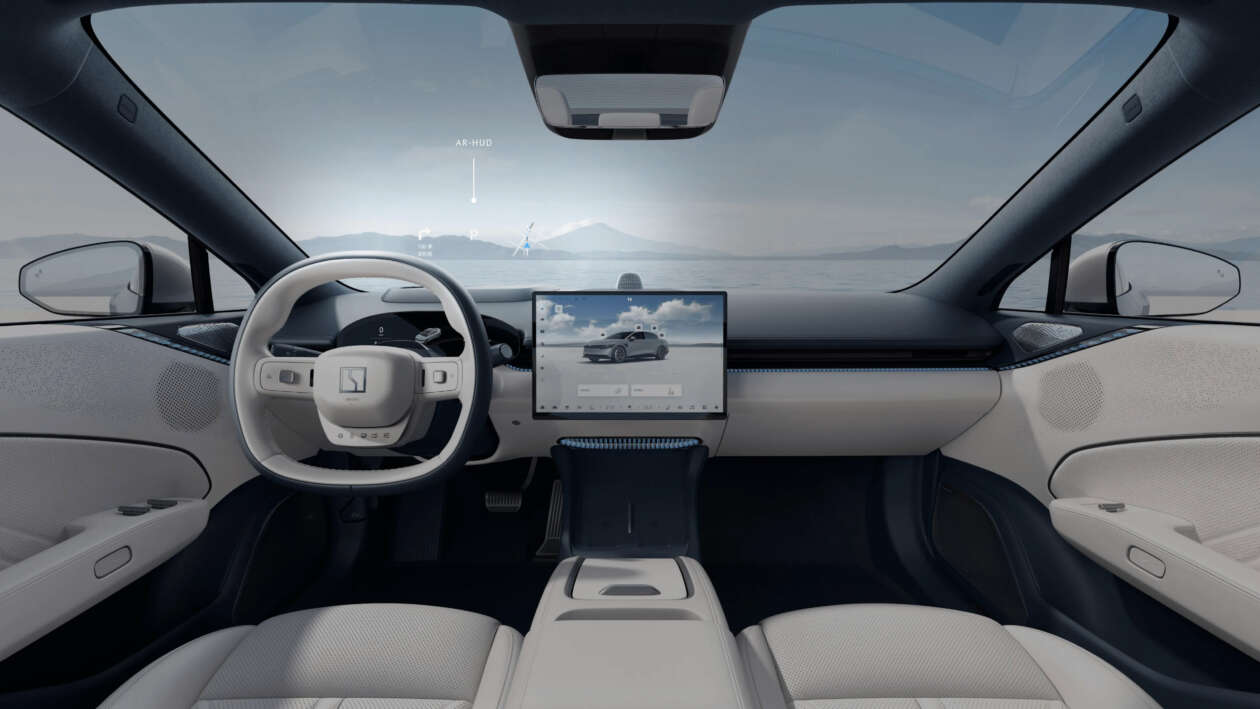 Sistem keselamatan aktif didukung 12 kamera berdefinisi tinggi