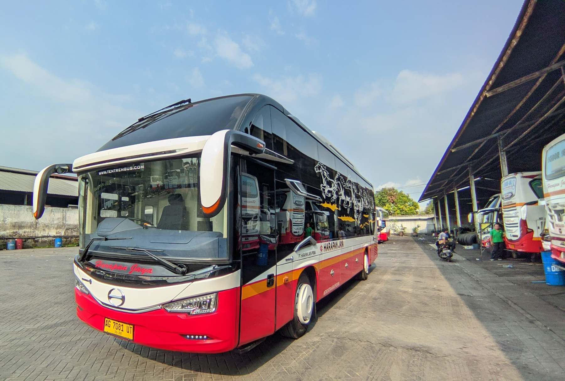 Tiga armada Hino Bus terbaru pesanan PO Harapan Jaya