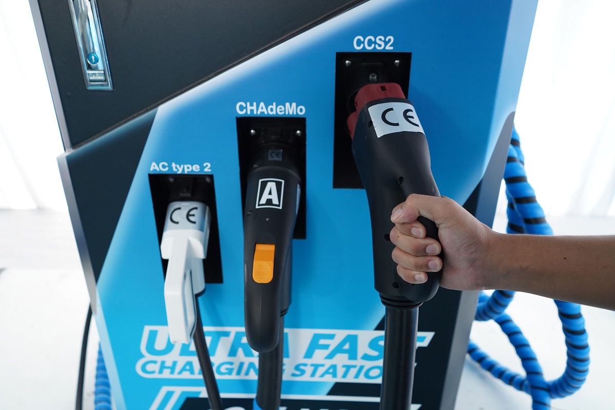 1 unit Ultra Fast Charging di kedua diler dilengkapi 3 jenis gun charger tipe CCS2, CHAdeMO dan AC Type 2 (22 kW)