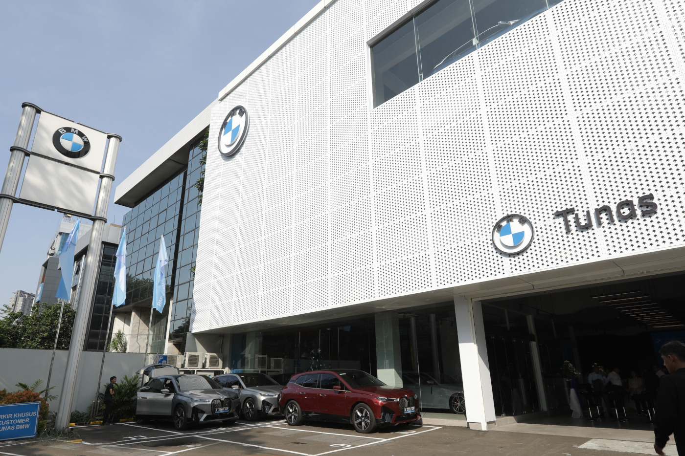 BMW Tunas Tomang Jadi Diler Pertama Mengusung Konsep Retail.Next BMW Tunas Tomang berada di lokasi strategis jadi pertama usung konsep Retail.Next