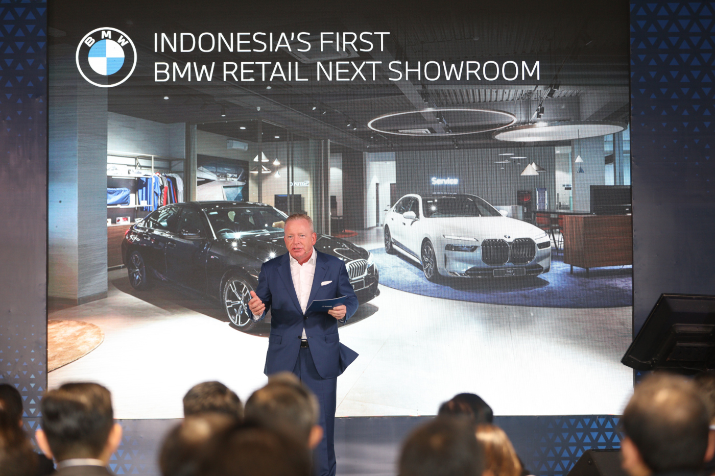 BMW Tunas Tomang Jadi Diler Pertama Mengusung Konsep Retail.Next Jean-Philippe Parain saat memberikan sambutan BMW Tunas Tomang berkonsep Retail.Next