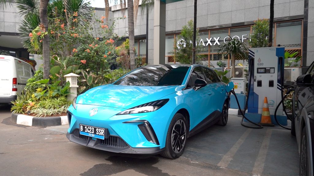 MG 4 EV charge di SPKLU