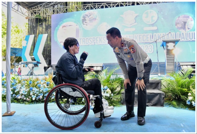 Korlantas Polri berikan bantuan untuk korban kecelakaan. Foto: NTMCPolri