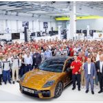 Porsche Panamera Turbo E-Hybrid Warna Madeira Gold Metallic, Tonggak Kesuksesan di Pabrik Leipzig!