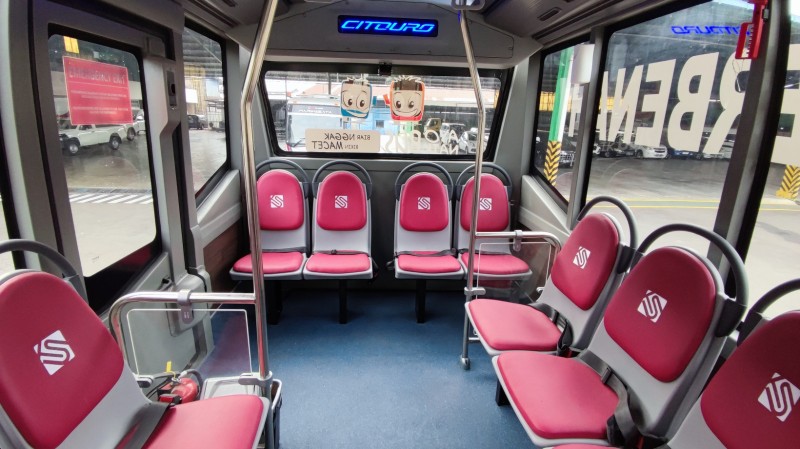 Spesifikasi Bus Citouro Trans Semarang Pakai Sasis Mitsubishi FE 84 GBC N Interior seri Citouro menggunakan ABS dan plastic extrude untuk cover ducting