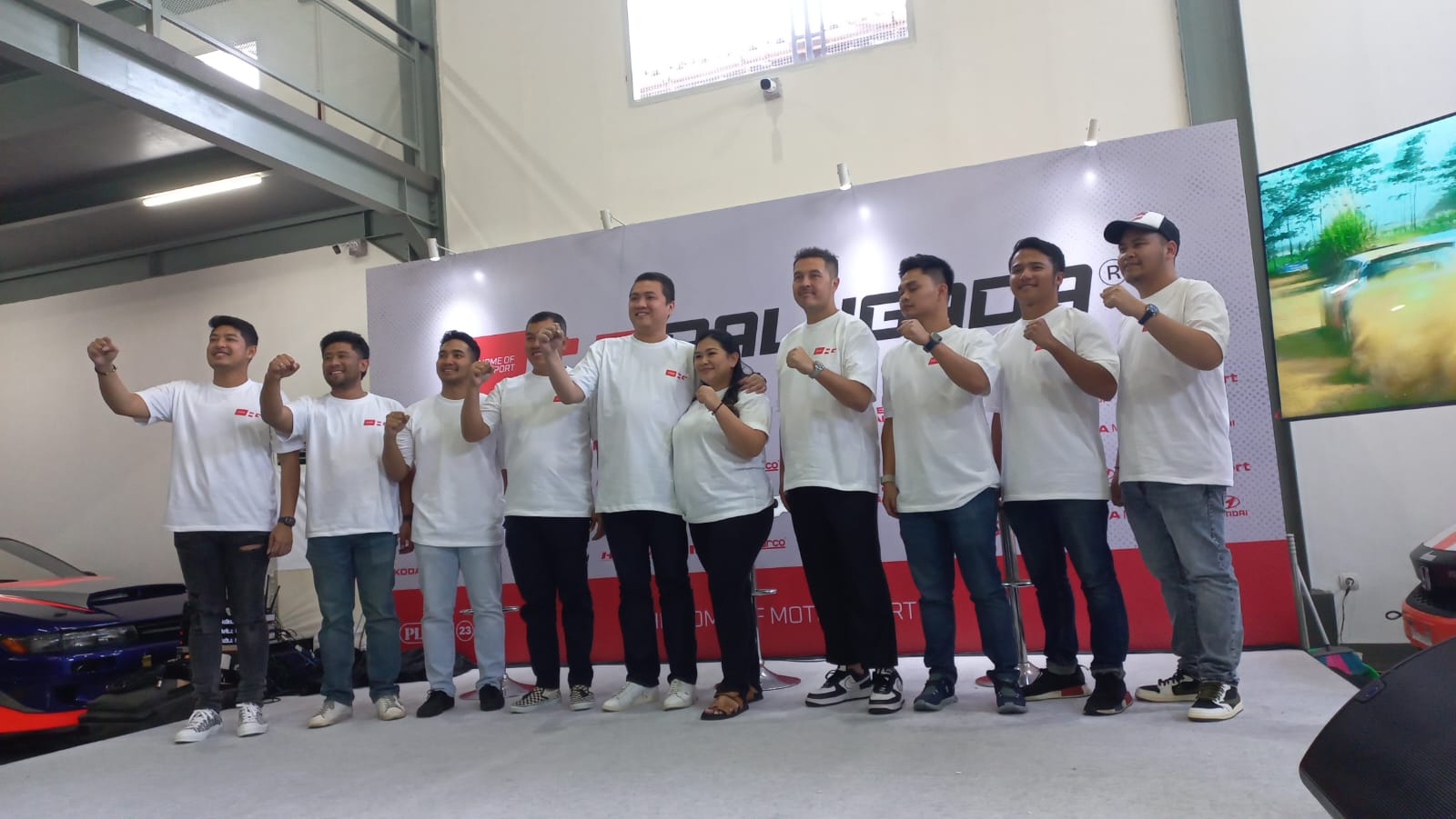  H. Rahmat beserta jajaran pebalap tim LFN Sederhana Motorsport