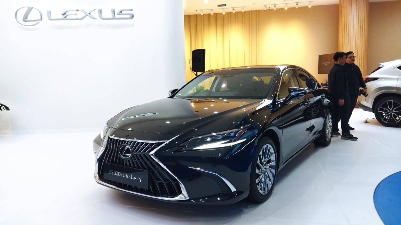 Lexus Indonesia Gencarkan Elektrifikasi, Target di 2025 Tidak Jualan Model ICE? Lexus ES 300h Ultra Luxury jajaran sedan hybrid Lexus
