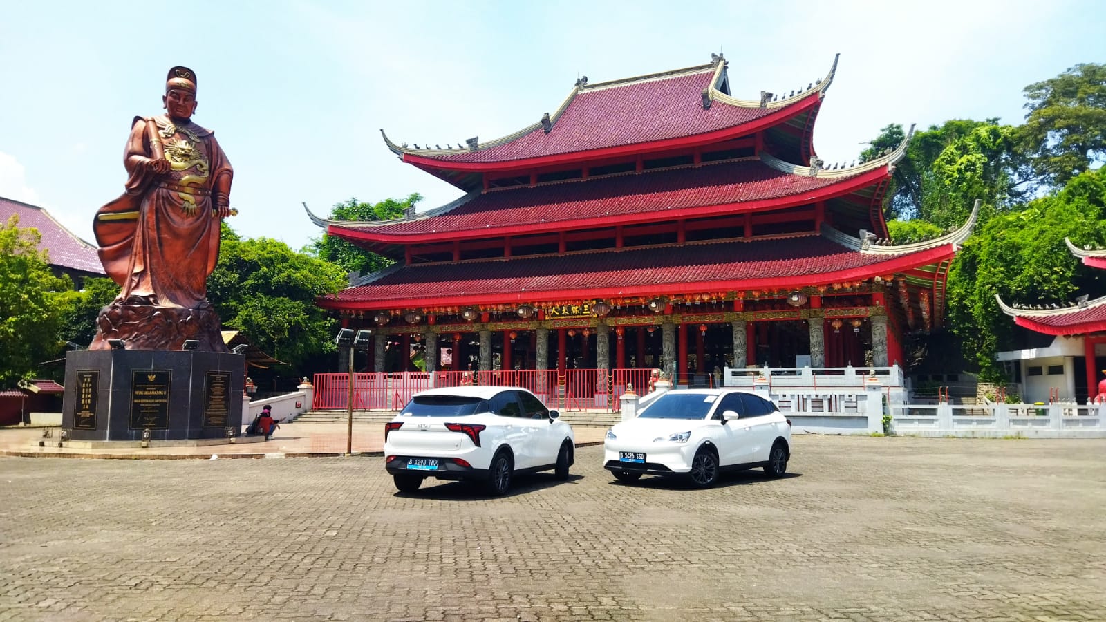 Baru Meluncur Ini Alasan Neta V Langsung Improvement Suspensi Neta V mejeng di area dalam kuil Sam Poo Khong Semarang