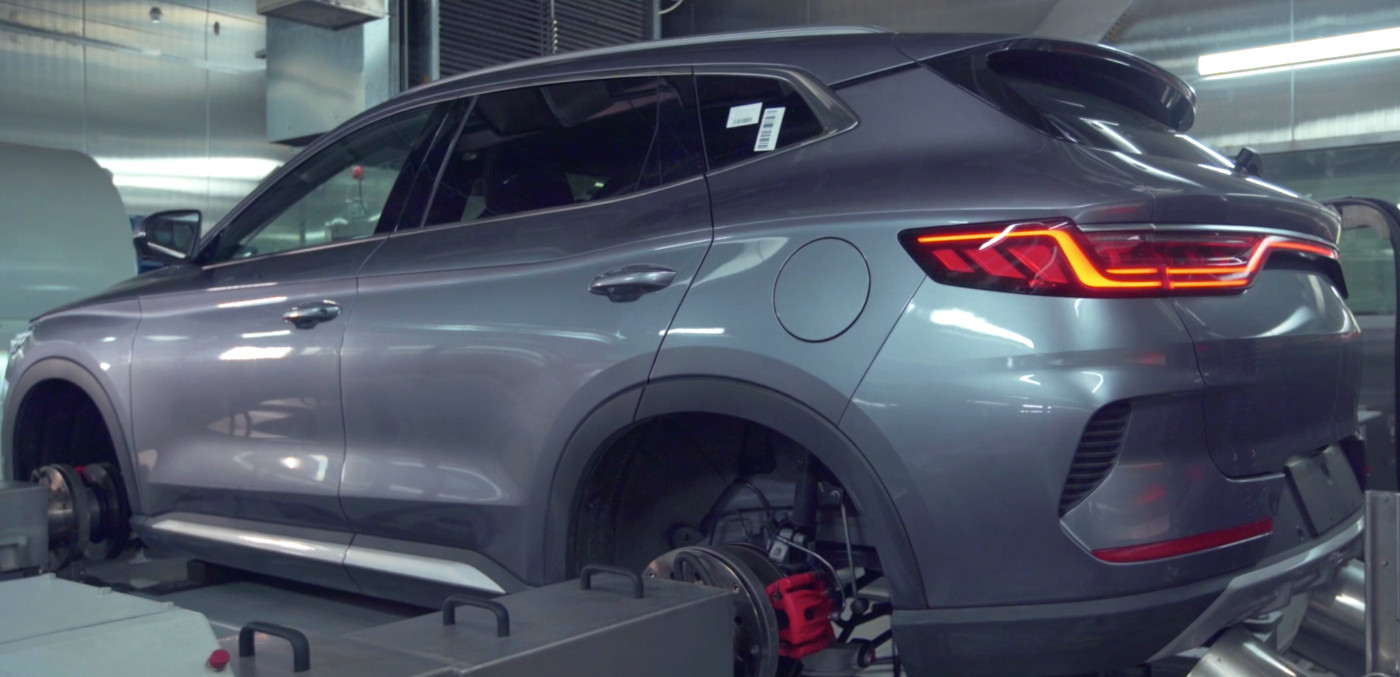 Proses perakitan mobil di pabrik BYD Chanzhou