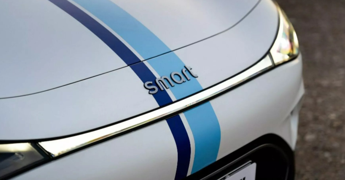 Grafis biru dan teal menyempurnakan tampilan spesifikasi reli Smart #3