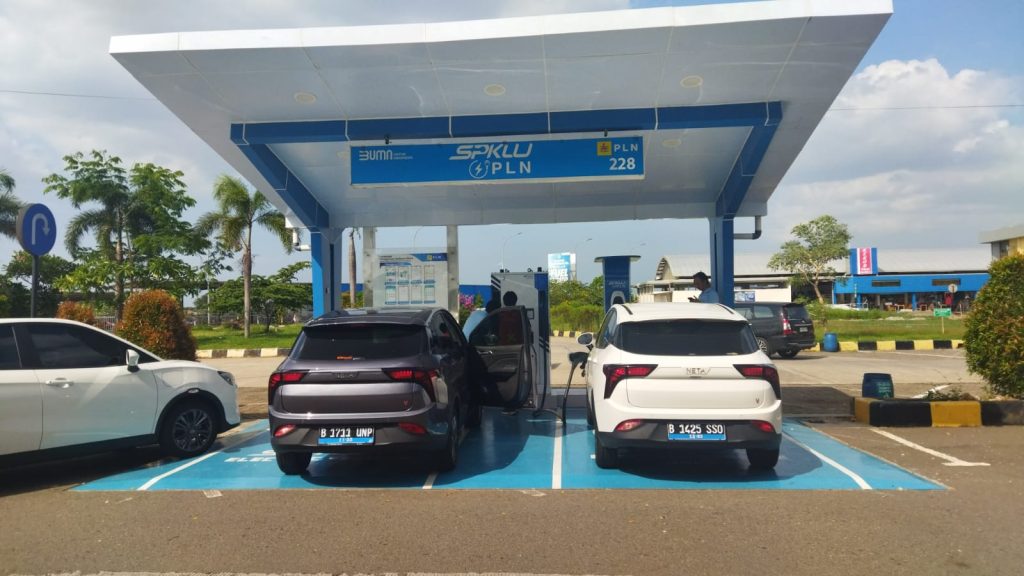 Kepada Yth Bapak/Ibu Media di Tempat Dengan hormat, Berlandaskan semangat kolaborasi dan inovasi untuk mendukung sektor otomotif Indonesia, Divisi Keuangan PT Astra International Tbk, yaitu Astra Financial kembali mendukung pelaksanaan Gaikindo Indonesia International Auto Show (GIIAS) 2024 dengan menjadi Sponsor Platinum yang diselenggarakan pada 18-28 Juli 2024 di Indonesia Convention Exhibition (ICE) BSD City, Tangerang Selatan, Banten. Bersamaan dengan ini, kami mengundang Bapak/Ibu untuk menghadiri acara Media Gathering Astra Financial yang akan dilaksanakan pada: * Hari, Tanggal: Senin, 8 Juli 2024 * Waktu: 09:00 - 12:00 WIB * Tempat: Catur Dharma Hall, Menara Astra (Lantai 5), Jln. Jendral Sudirman Kav. P&K V No.6, RW.11, Karet Tengsin, Kecamatan Tanah Abang, Kota Jakarta Pusat, DKI Jakarta 10220 Astra Financial bersama 10 Business Unit (BU), yaitu PT Federal International Finance (FIFGROUP), Astra Credit Companies (ACC), Toyota Astra Financial (TAF), Asuransi Astra, Astra Life, AstraPay, Maucash, Moxa, SEVA dan Bank Saqu menghadirkan solusi bagi masyarakat Indonesia dengan menawarkan berbagai program promo dan hadiah menarik. Media Gathering akan dihadiri oleh seluruh Director in-Charge (DIC) Astra Financial bersama Chief Executive Officer (CEO) dari 10 BU, yaitu : 1. Director In Charge Astra Financial 2, Bpk. Rudy Chen 2. CEO FIFGROUP, Bpk. Siswadi 3. CEO ACC, Bpk. Hendry Christian Wong 4. President Director TAF, Bpk. Agus Prayitno 5. President Director Asuransi Astra, Bpk. Christopher Pangestu 6. President Director Astra Life, Bpk. Nico Tahir 7. CEO AstraPay, Ibu Rina Apriana 8. President Director SEVA, Bpk. Handoko Liem 9. President Director BJJ, Bpk Leo Koesmanto 10. CEO Maucash, Bpk. Jayaputra Kurniawan Santoso 11. CEO Moxa, Bpk. Lim Lizal 12. Project Director GIIAS 2024 Astra Financial - Bapak Tan Chian Hok 13. Co-Project Director Communication GIIAS 2024 Astra Financial - Bapak Yulian Warman Undangan ini bersifat terbatas, oleh karena itu, Bapak/Ibu akan mendapatkan barcode sebagai bukti tanda peserta. Untuk itu, mohon untuk mengisi link konfirmasi kehadiran sebagai berikut : https://bit.ly/RegistrasiGatheringAsfin Untuk konfirmasi lebih lanjut dapat menghubungi Sdr. Baskoro (0851-5695-2921) atau Sdr. Ganjar (0851-5733-4785). Atas dukungan kehadiran Bapak/ Ibu, kami mengucapkan terima kasih. Hormat kami, Yulian Warman Co-Project Director Astra Financial GIIAS 2024