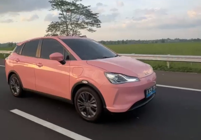 Neta V saat melaju di ruas tol Trans Jawa