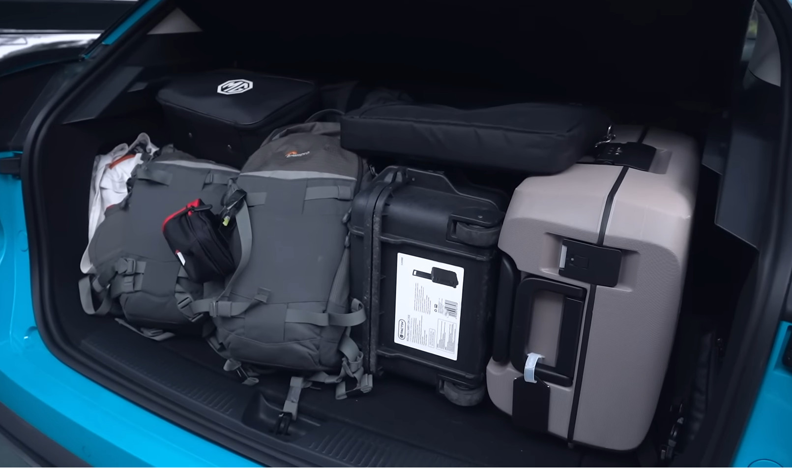 Bagasi MG 4 EV terisi penuh