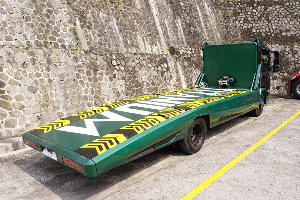 Tampilan modifikasi truk towing Kartika dari belakang