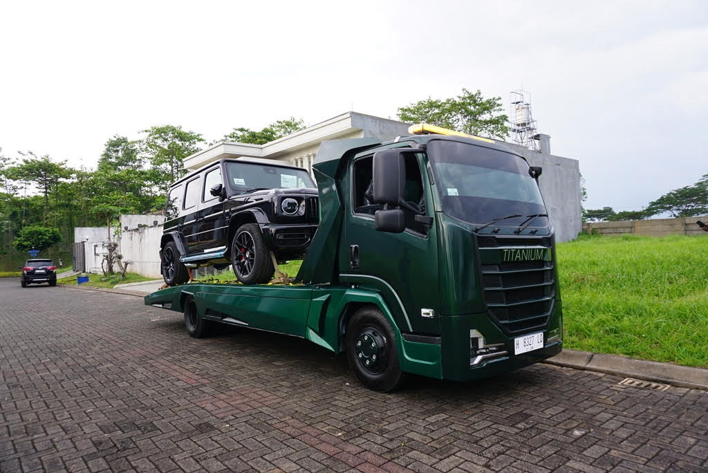 Modifikasi truk towing Kartika angkut G-Class