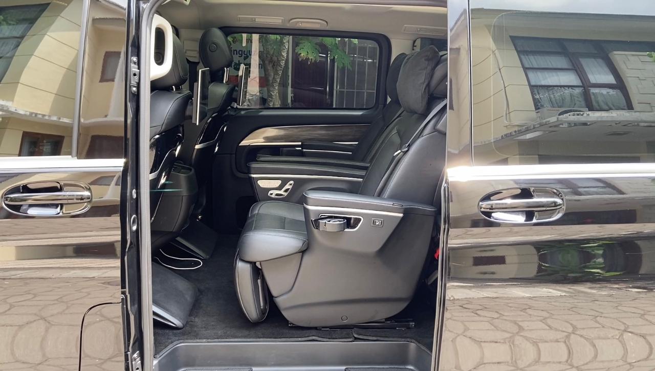 Pintu geser elektris memberi kemudahan akses masuk ke kabin