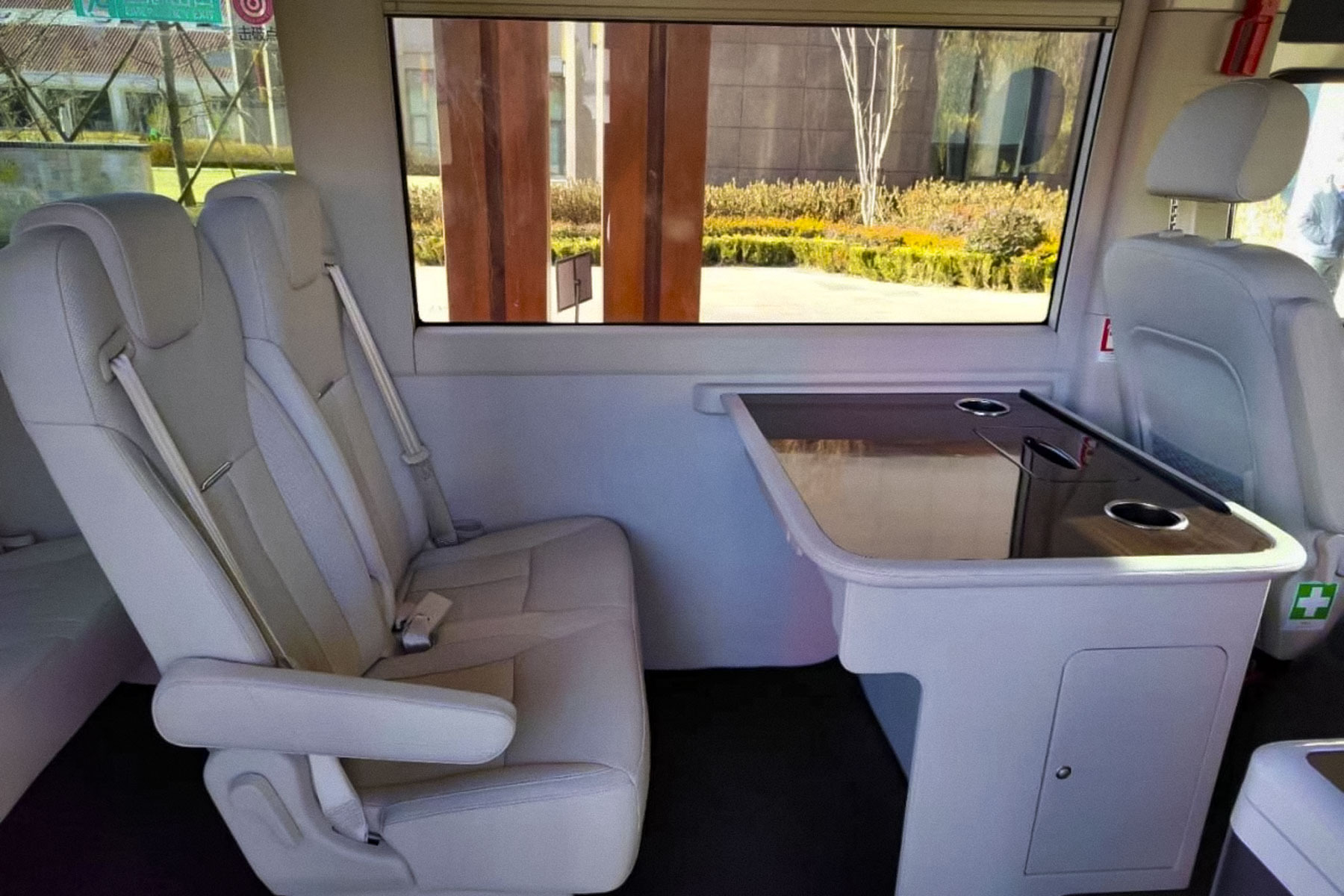 Desain jok sempel lengkap dengan meja di depannya