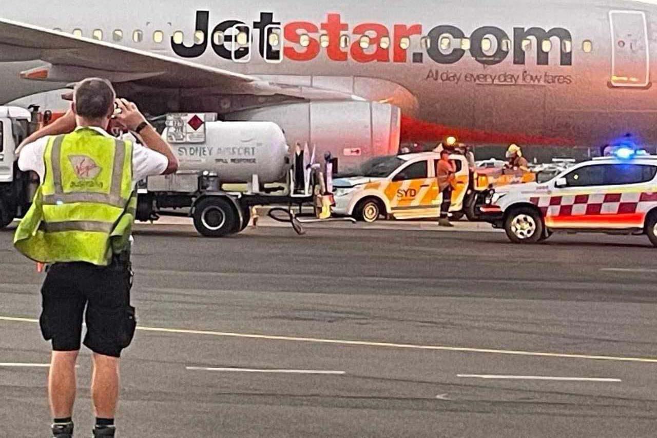 Mitsubishi Triton tabrak pesawat